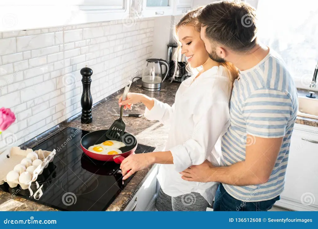 Membangun kebersamaan dalam aktivitas sehari-hari Pasangan memasak bersama