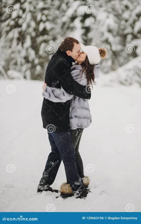 Momen Romantis di Tengah Salju Pasangan berpelukan di tengah pemandangan bersalju