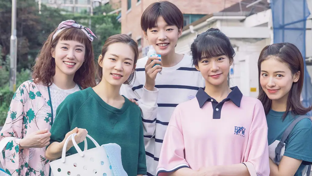 Menikmati Turn On Season 2 Bersama Teman-teman Gambar sekelompok teman yang sedang menonton drama Korea bersama-sama dengan ekspresi antusias