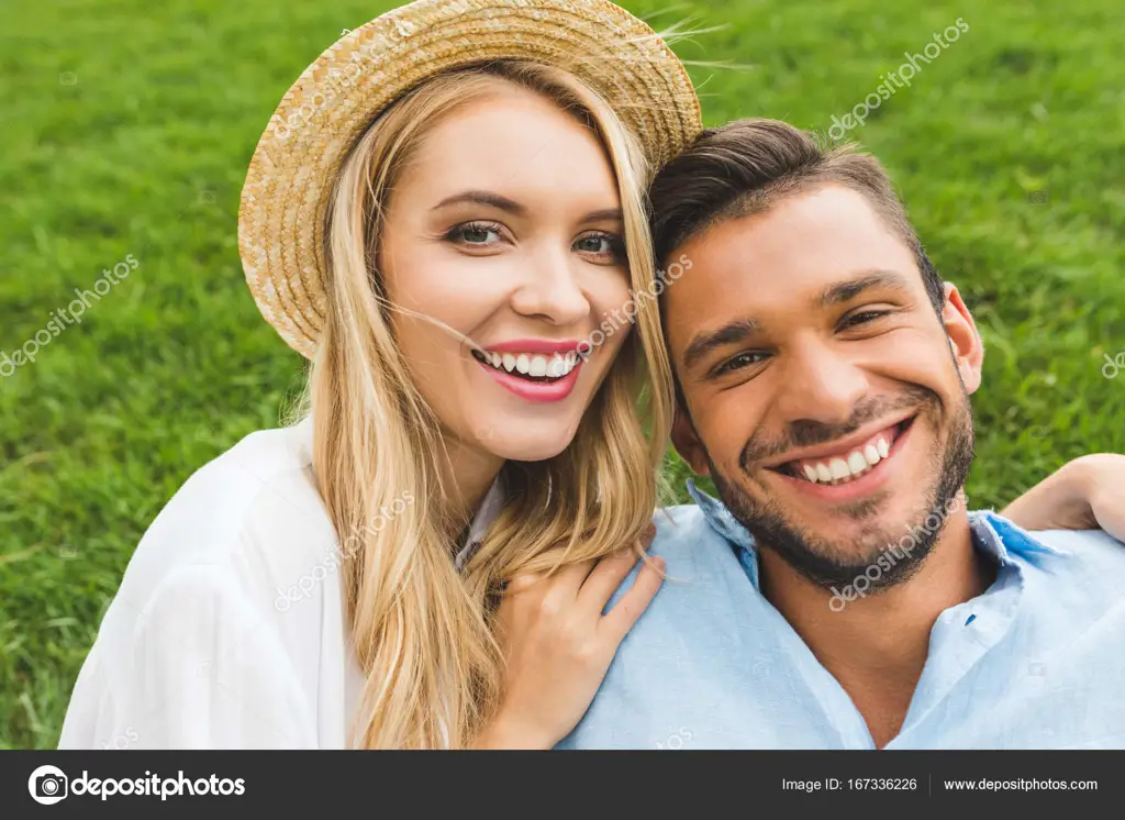 Adegan romantis pasangan utama dalam Hidden Love Pasangan yang bahagia