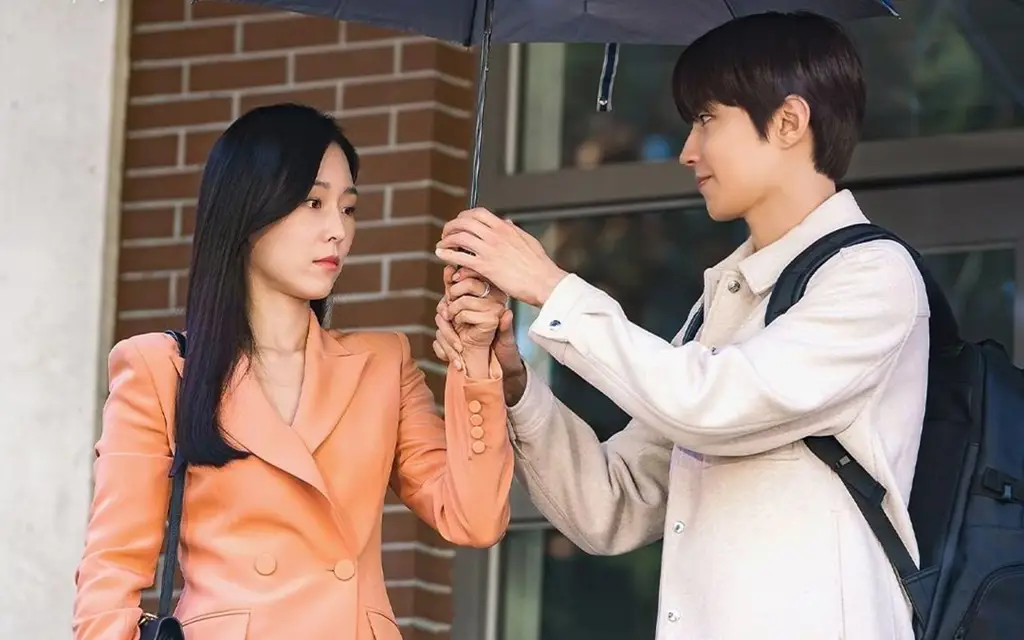 Adegan romantis Seo Hyun Jin dan Hwang In Yeop Seo Hyun Jin dan Hwang In Yeop dalam drama Why Her