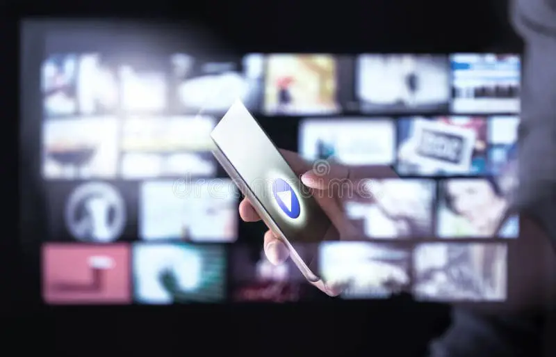 Seseorang menonton film di smart TV
