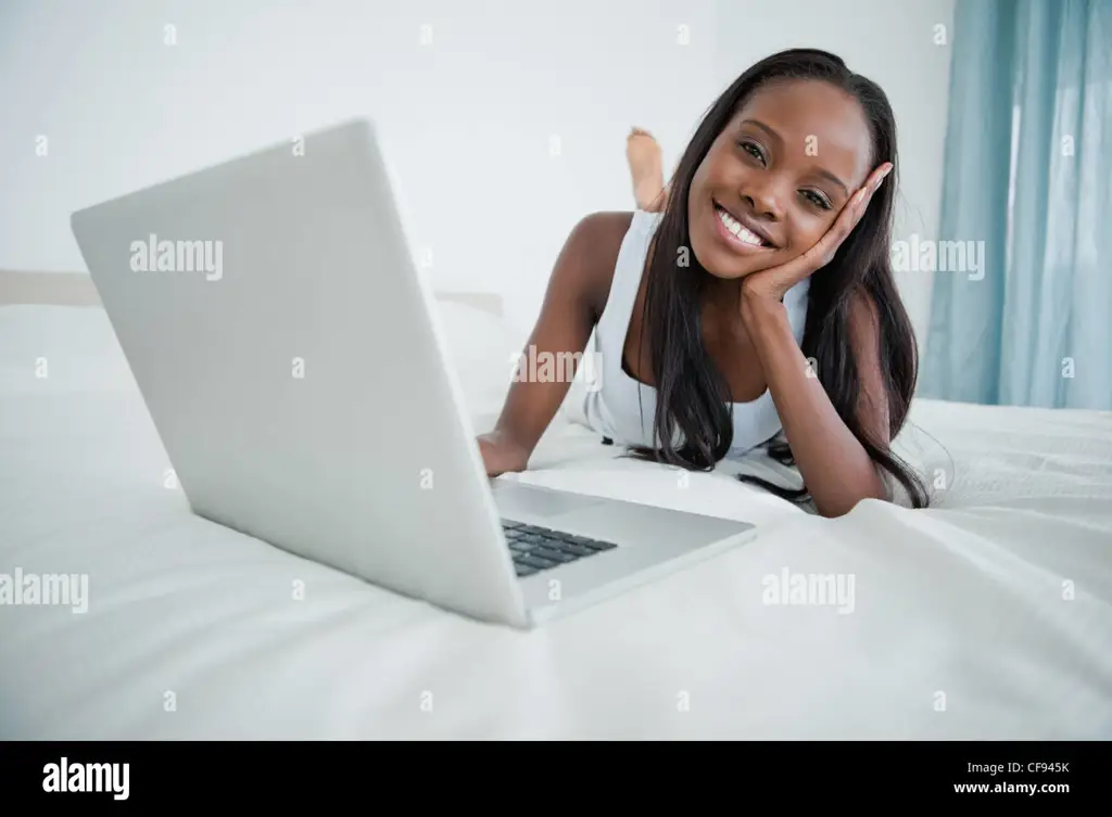 Wanita menonton film di laptop di rumah