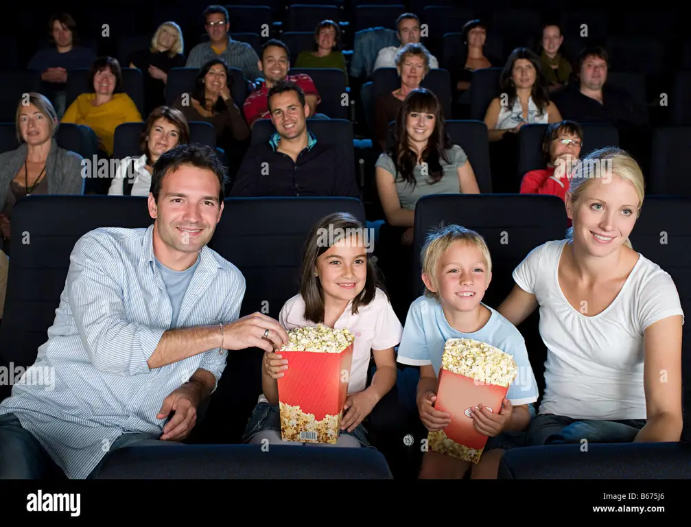 Keluarga menonton film bersama
