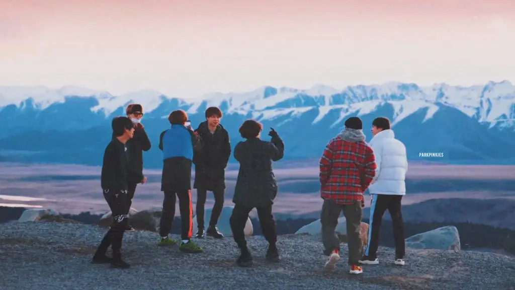 Momen Menyenangkan BTS di Alam Bebas Gambar BTS menikmati alam