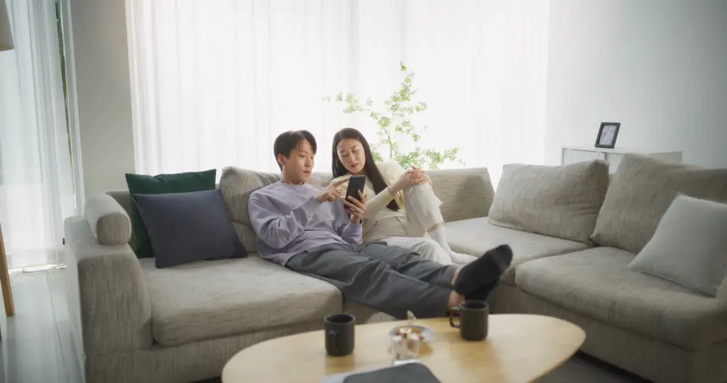 Menikmati Drama Korea di Rumah Gambar pasangan menikmati drama Korea di rumah