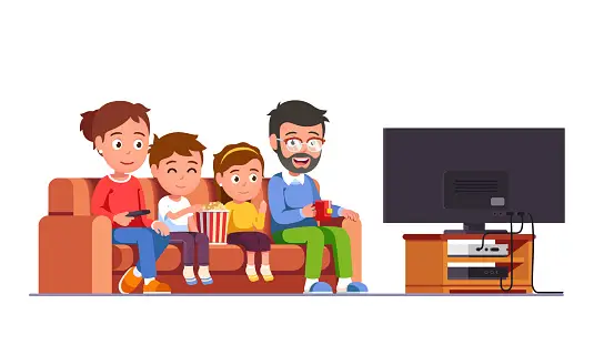 Membangun kenangan berharga bersama keluarga Keluarga bahagia menikmati malam menonton film bersama